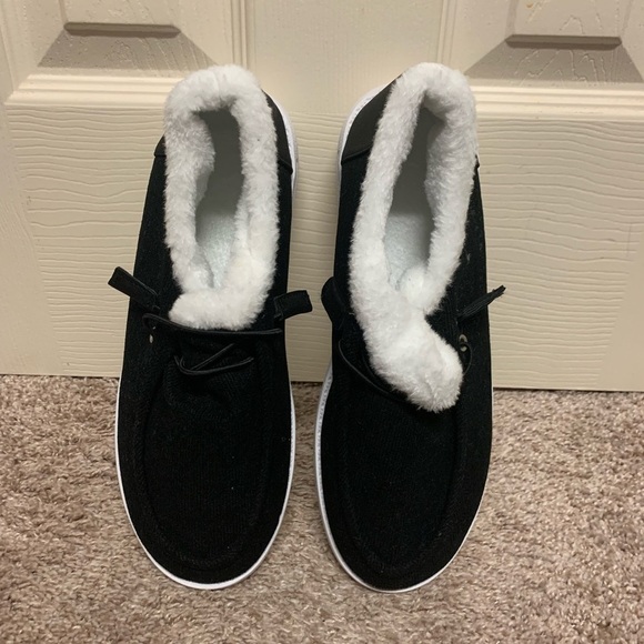 New Fuzzy Slipper Shoes comfortable house slippers soft warm black white NWOT - Picture 2 of 6